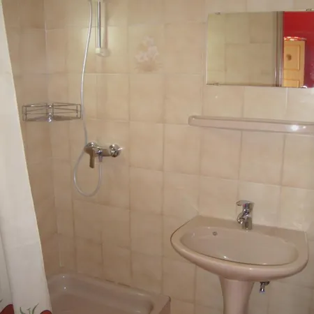 Fanni Vizkoezeli, Klimatizalt Vendeghaz 公寓