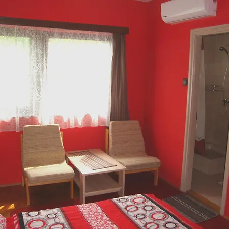 Fanni Vizkoezeli, Klimatizalt Vendeghaz 아파트