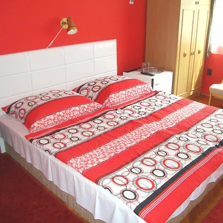 Fanni Vizkoezeli, Klimatizalt Vendeghaz *