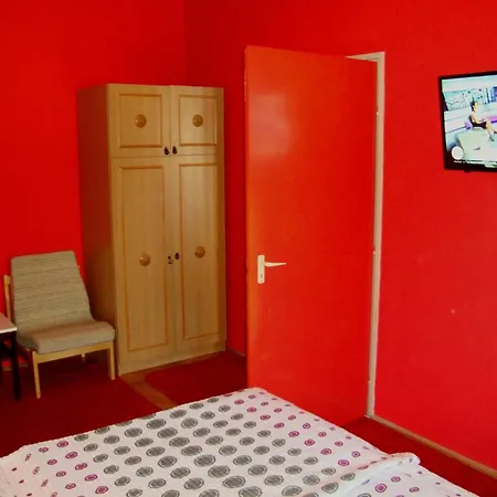 Fanni Vizkoezeli, Klimatizalt Vendeghaz 公寓