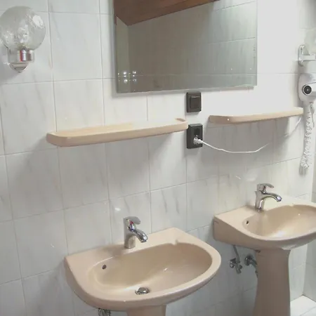 Fanni Vizkoezeli, Klimatizalt Vendeghaz 公寓 *