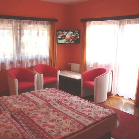 Fanni Vizkoezeli, Klimatizalt Vendeghaz 公寓 *