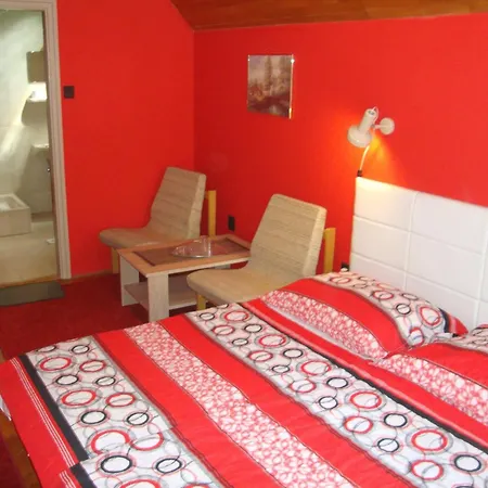 Fanni Vizkoezeli, Klimatizalt Vendeghaz 公寓 Balatonboglár