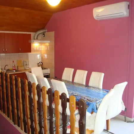 Fanni Vizkoezeli, Klimatizalt Vendeghaz *