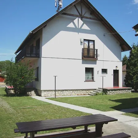 Fanni Vizkoezeli, Klimatizalt Vendeghaz 公寓 *