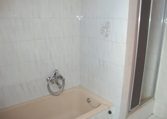 Fanni Vizkoezeli, Klimatizalt Vendeghaz *