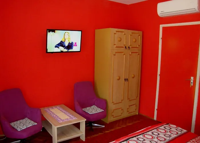 Fanni Vizkoezeli, Klimatizalt Vendeghaz *